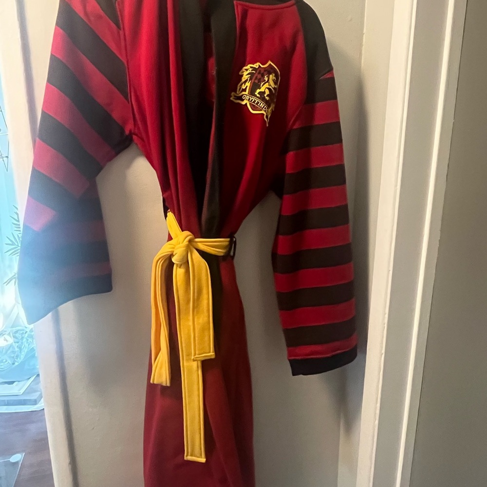 Harry Potter/Gryffindor robe - perfect for Halloween costume. Fits all.